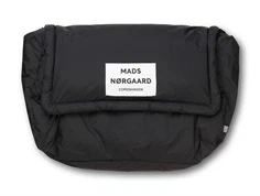 Mads Nørgaard sort puffer skuldertaske på forfra